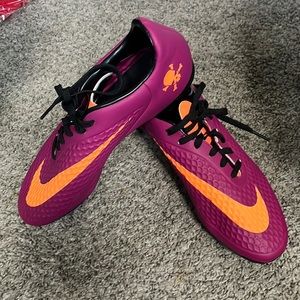Nike hyper venom size 8